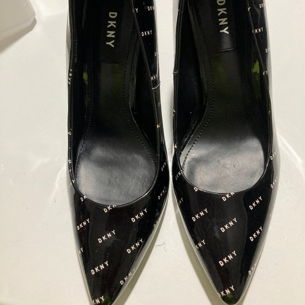 DKNY Black Patent Leather Heels Shoes with Logo Size 37/6.5  Pre-Owned - Picture 2 of 6